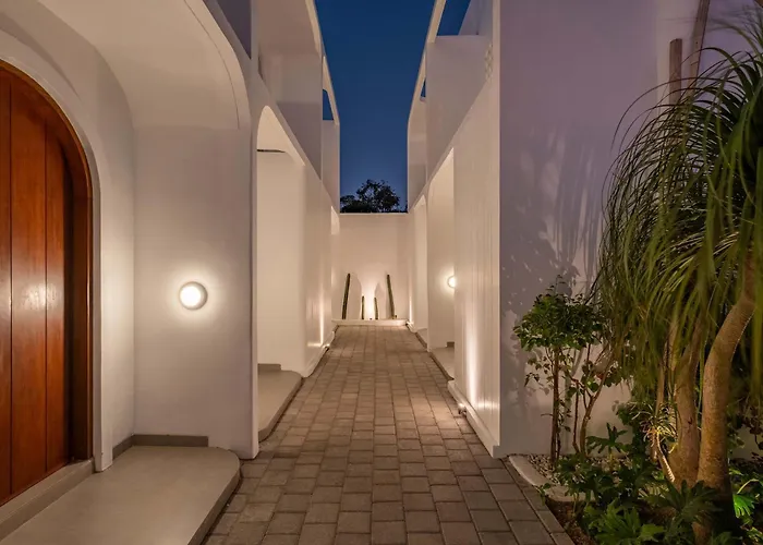 Villa Brand New 1 Bedroom Chic With Cinema - 6mins To